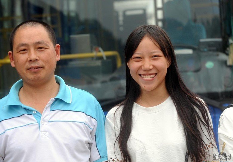 最美少女跪地救人