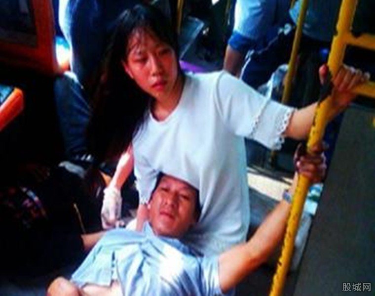 最美少女跪地救人