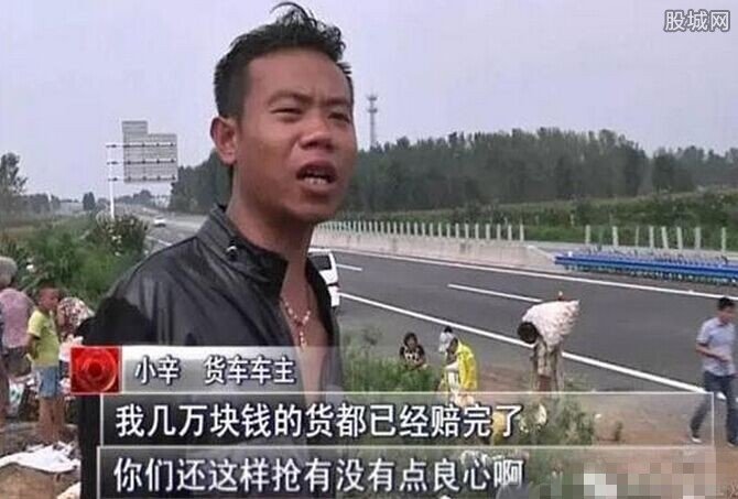 貨車傾翻遭哄搶