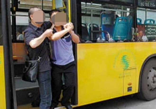 劫持公交撞警車