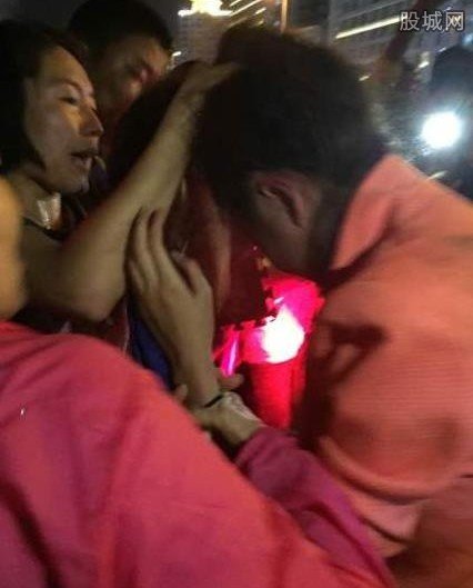 帶小三看球被認(rèn)出