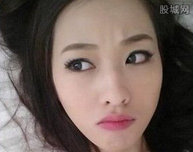 臺(tái)女星被裸男強(qiáng)壓在床