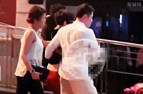 佘詩曼醉倒街頭被男友人又摟又摸