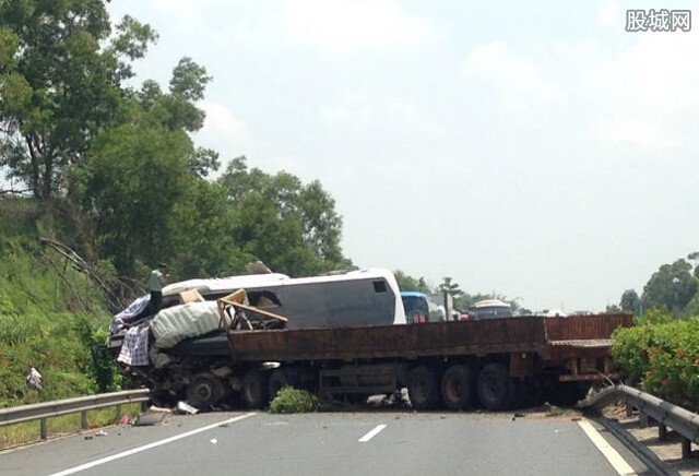 貨車撞大客致5死