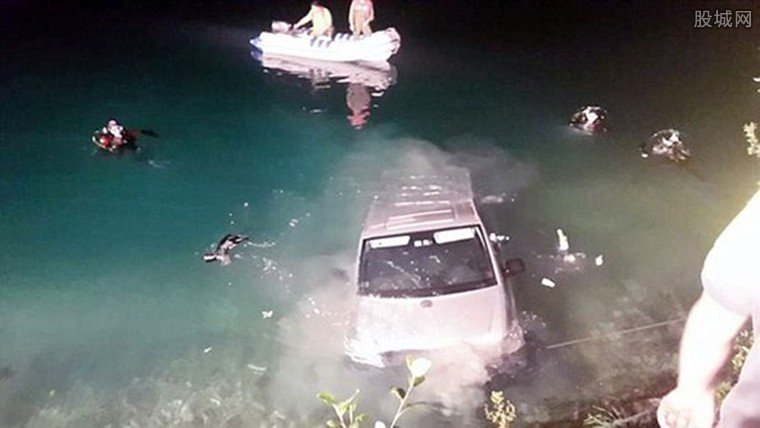 情侶車震致滑進湖中