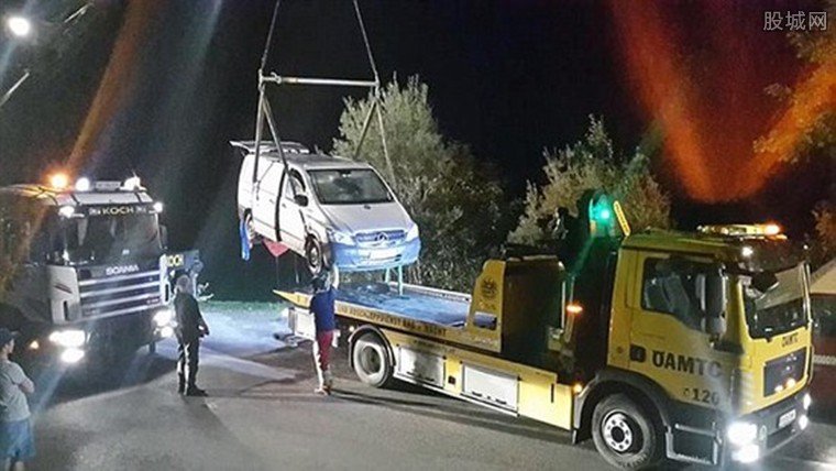 情侶車震致滑進湖中