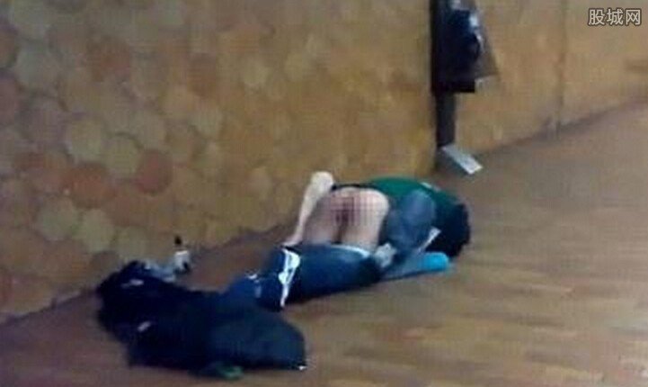 男女地鐵激情做愛
