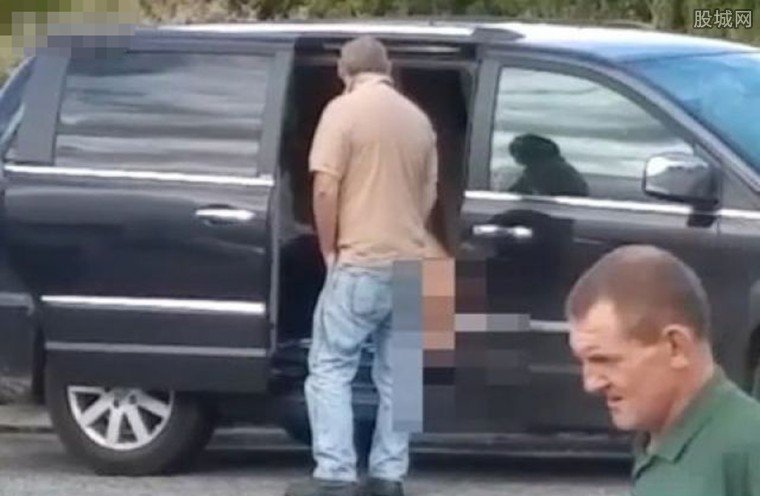 女子拿性玩具在車上自慰