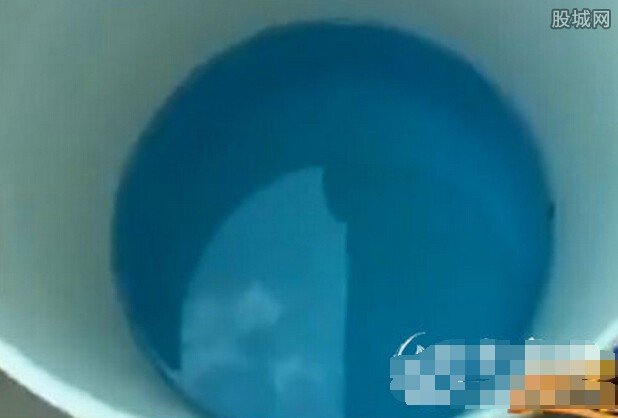 村莊自來水變藍色
