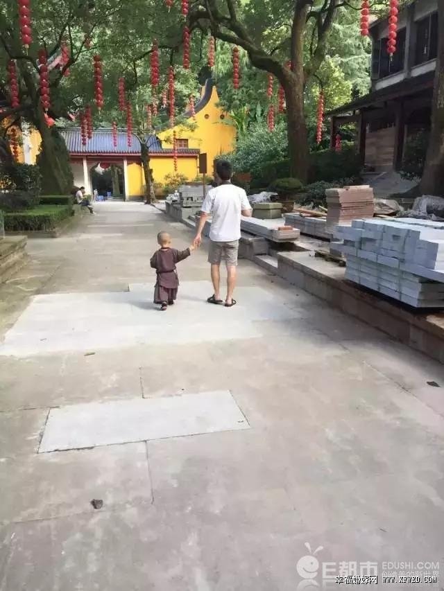 靈隱寺最萌小和尚騰騰個(gè)人資料及萌照網(wǎng)絡(luò)走紅 騰騰父母及家庭背景引關(guān)注