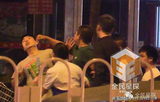 曹云金飯后起沖突的人是誰及原因曝光 灰衣男個人資料照片遭人肉