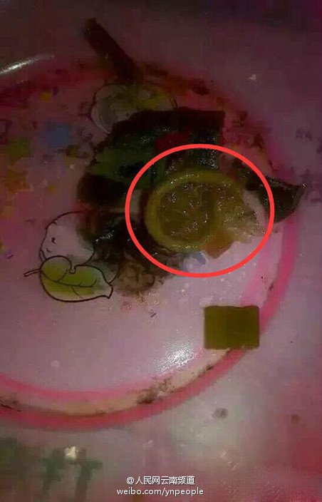 風(fēng)向標(biāo) 云南西雙版納景洪市職高食堂飯菜吃出安全套