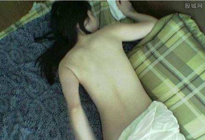女子開門裸睡