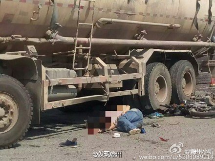 贛縣工業(yè)園東大門紅綠燈車禍交通事故 貨車撞摩托車