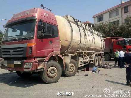 贛縣工業(yè)園東大門紅綠燈車禍交通事故 貨車撞摩托車