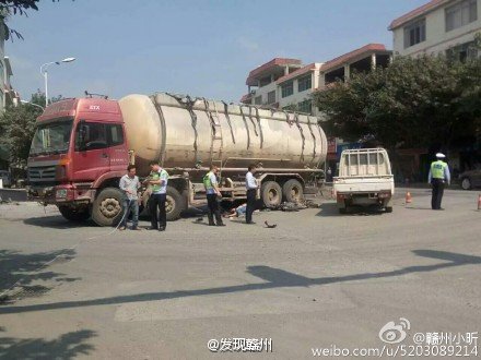 贛縣工業(yè)園東大門紅綠燈車禍交通事故 貨車撞摩托車