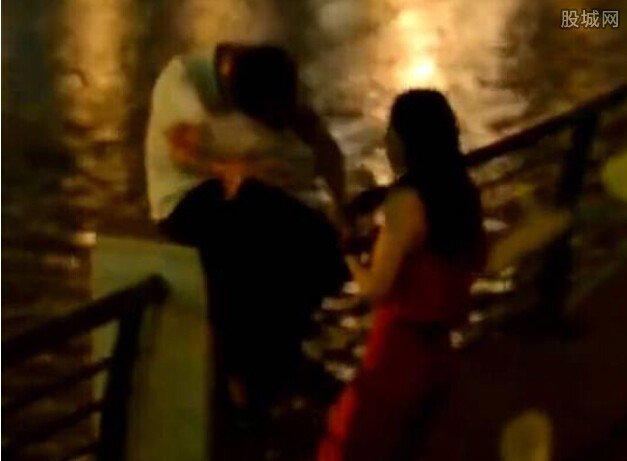 女子勸不動(dòng)醉酒男