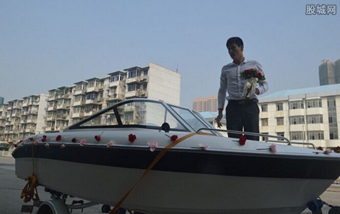 駕快艇上街求婚