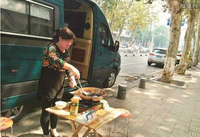 家長派房車駐校