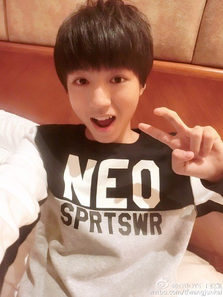 TFBOYSP“”¶ɐ L(zhng)@Ȼ۽z