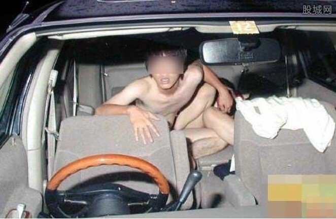 小情侶凌晨車震