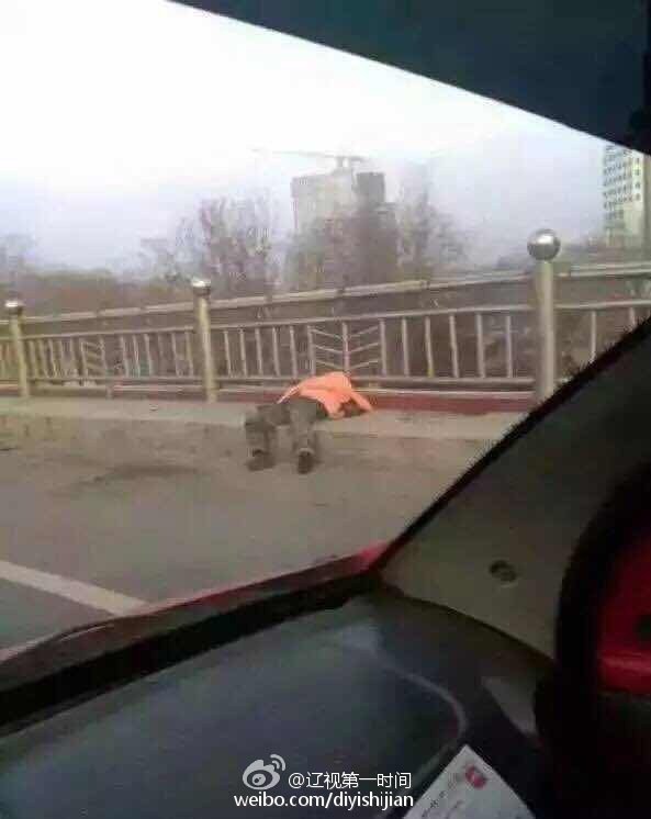 海城西柳立交橋車禍交通事故 轎車右側(cè)超車撞環(huán)衛(wèi)工人