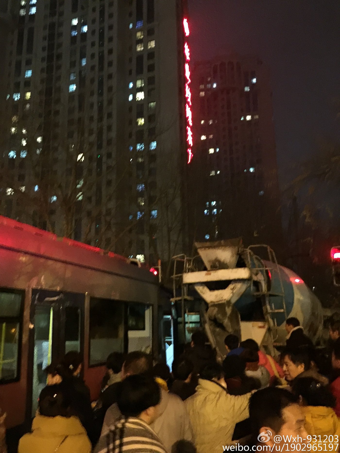 解放廣場(chǎng)到功成街車禍交通事故 202路公交車與攪拌車相撞