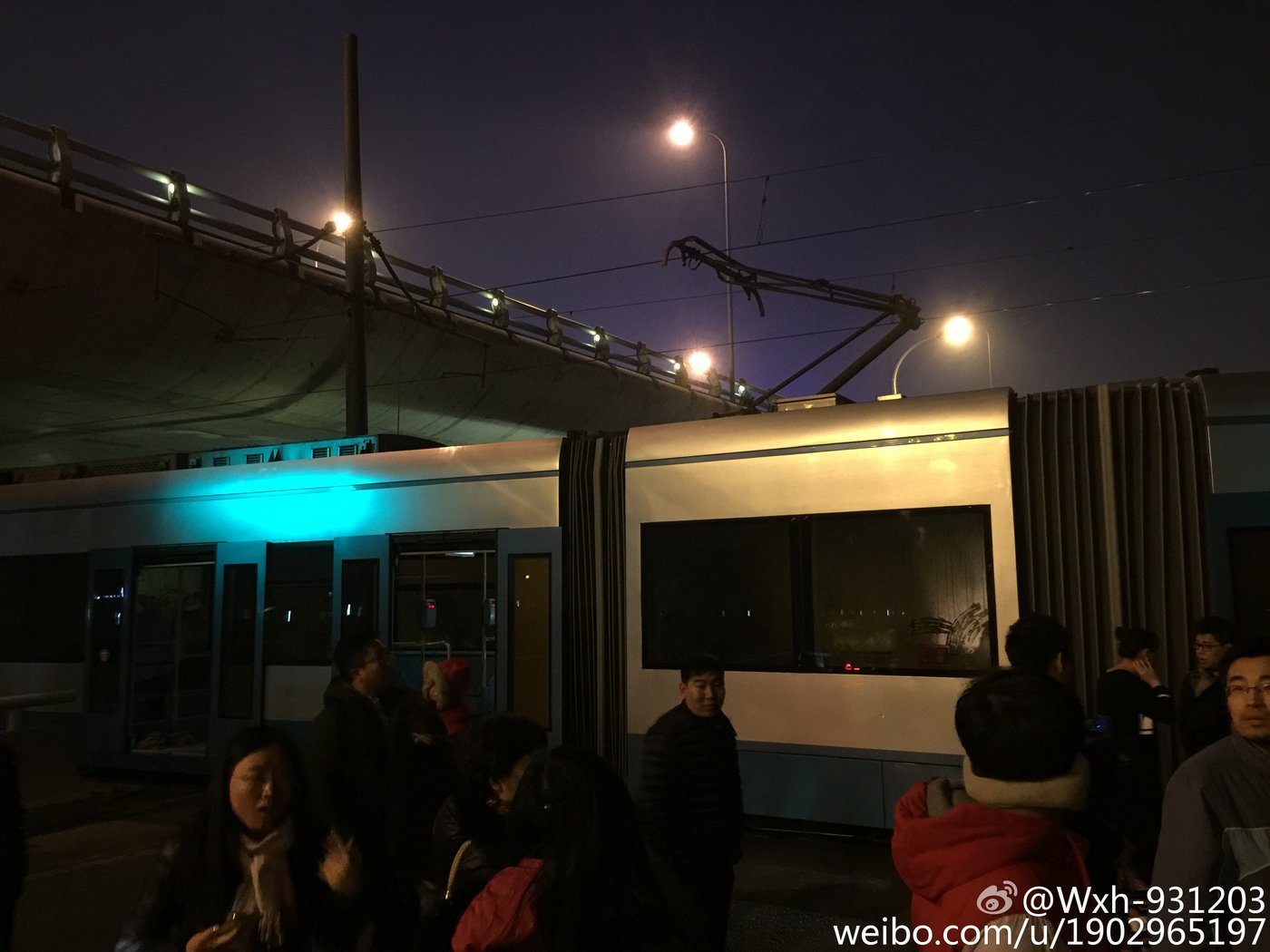 解放廣場(chǎng)到功成街車禍交通事故 202路公交車與攪拌車相撞