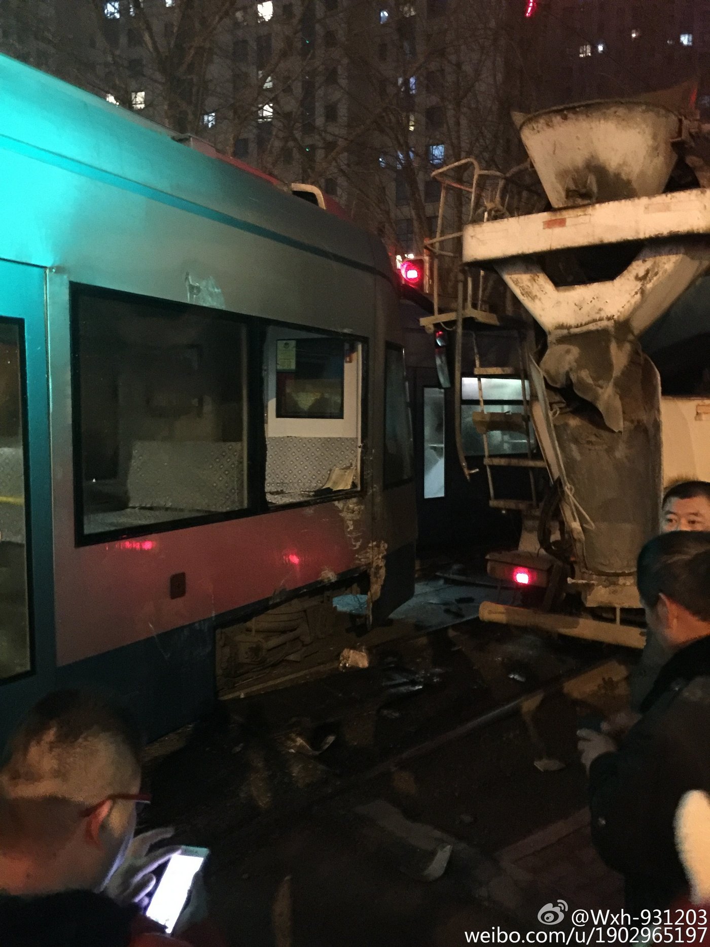 解放廣場(chǎng)到功成街車禍交通事故 202路公交車與攪拌車相撞
