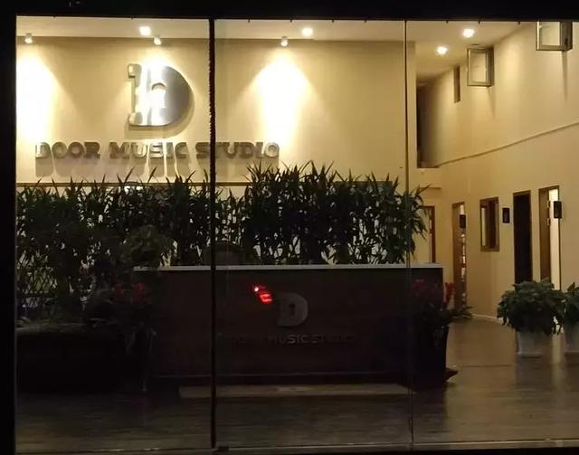9月17日晚10點左右，Door仍燈火通明，從外部已能看出裝修不菲