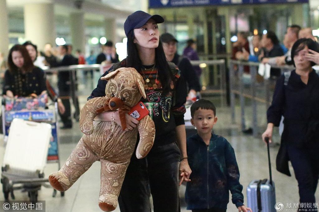姚晨全家時裝周看秀歸來 小土豆興奮大張雙臂放飛