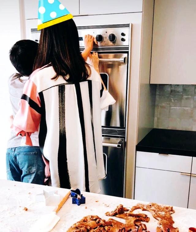 李嘉欣到富豪飯?zhí)眠^節(jié) 一家三口手牽手太有愛
