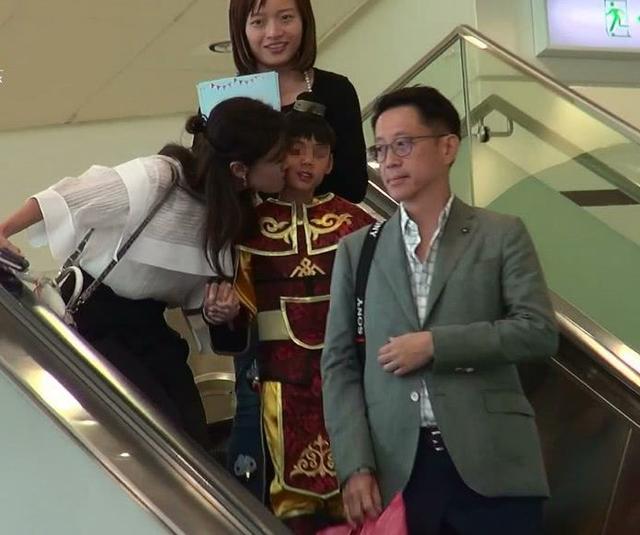 李嘉欣到富豪飯?zhí)眠^節(jié) 一家三口手牽手太有愛