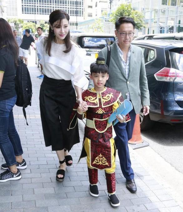 李嘉欣到富豪飯?zhí)眠^節(jié) 一家三口手牽手太有愛