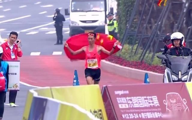 南馬官方回應(yīng)拽停選手:不是為合影 險(xiǎn)摔倒要保護(hù)他