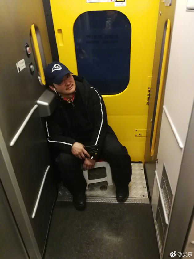 吳京坐火車回家沒搶到票